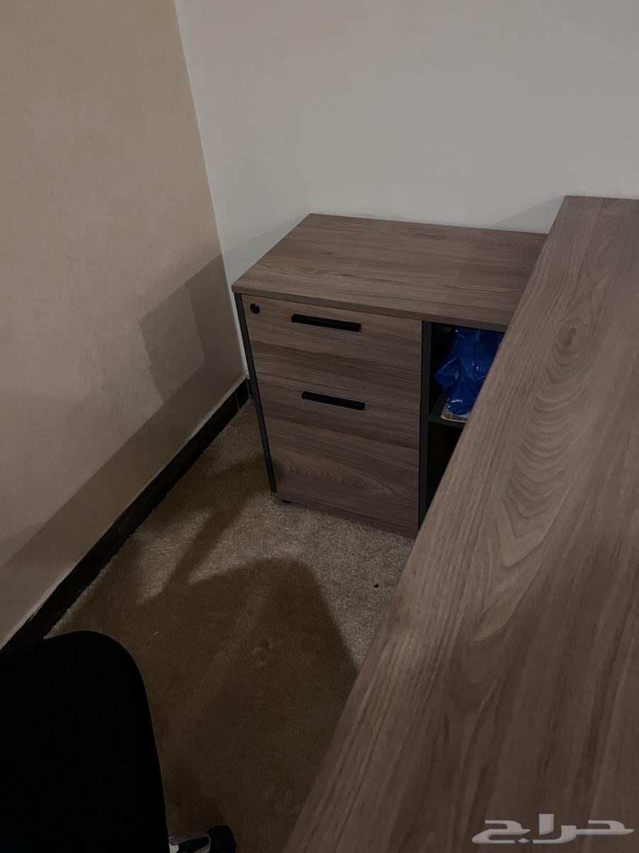 مكتب لدراسه او العمل شبه جديد و نظيف ولا فيه اي خدوش جميل64568975131905111