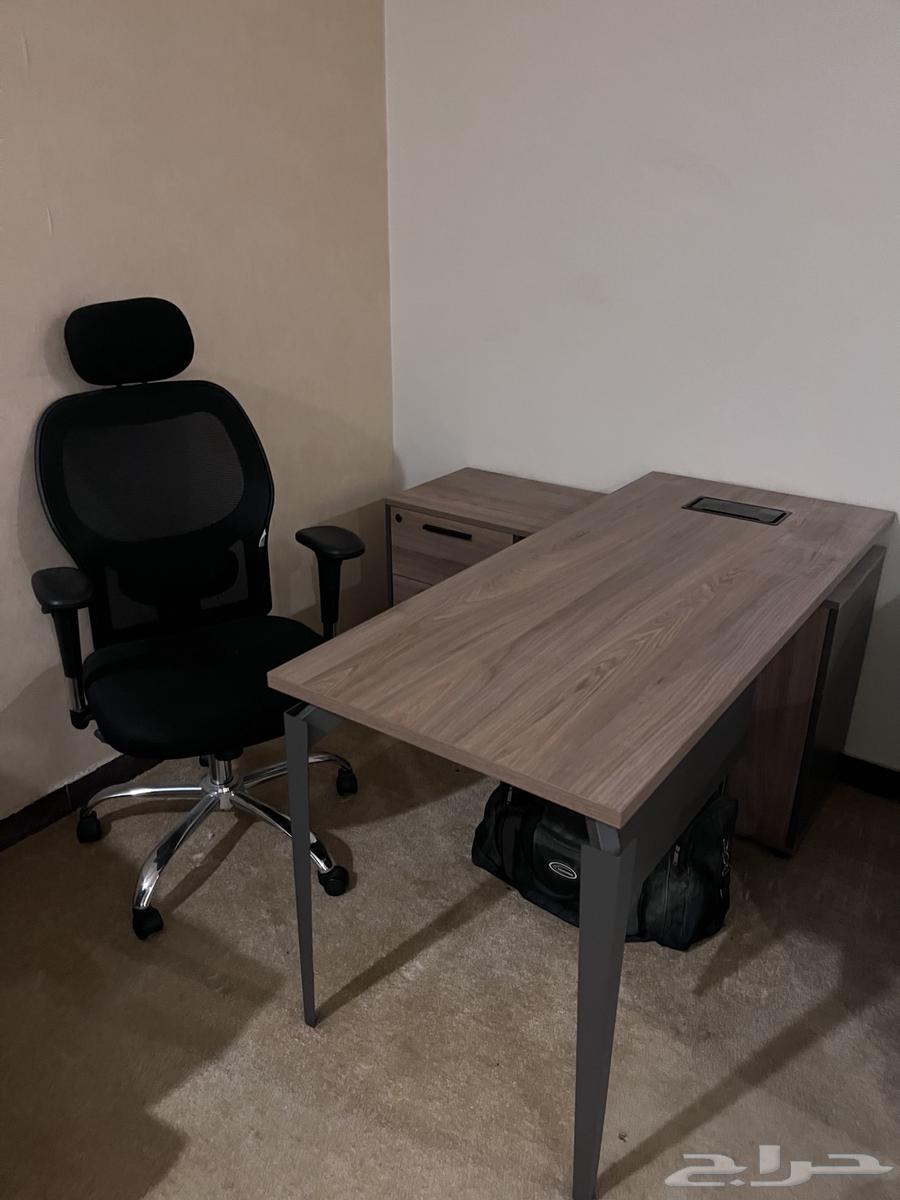 مكتب لدراسه او العمل شبه جديد و نظيف ولا فيه اي خدوش جميل64568975131905110