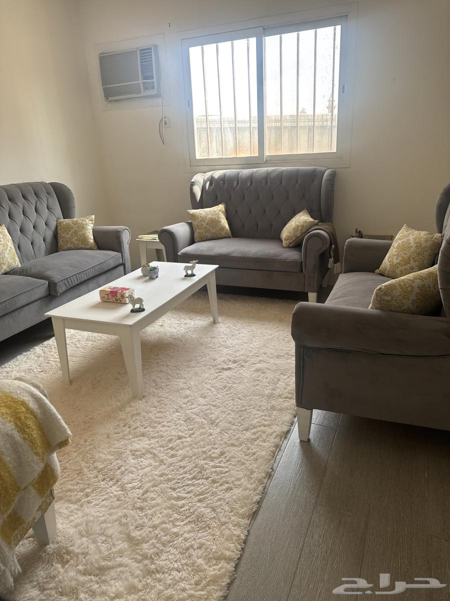 صالون للبيع 3 كنب و 2 كرسي و 3 طاولات صغيره و طاوله كبيره64566161896706110