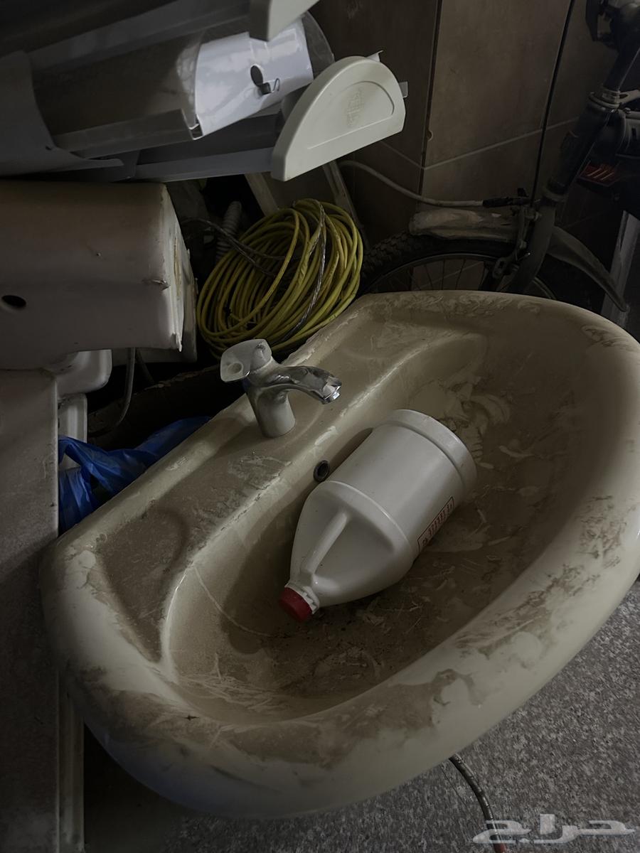 5 clean used washbasins and a set of bulbs64569562599939110