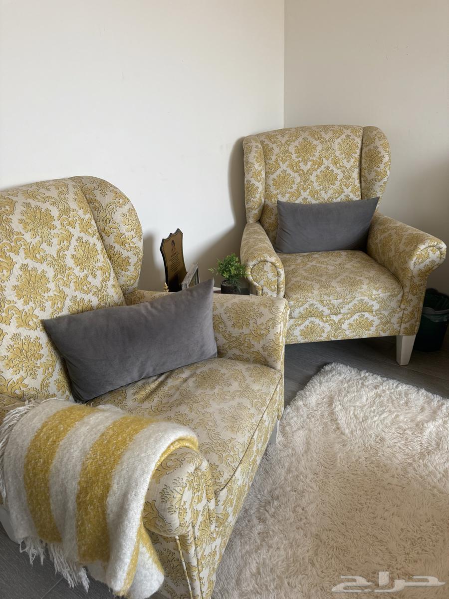 صالون للبيع 3 كنب و 2 كرسي و 3 طاولات صغيره و طاوله كبيره64566161896706111