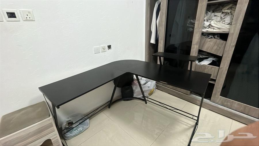 Table and chair64564337435267112