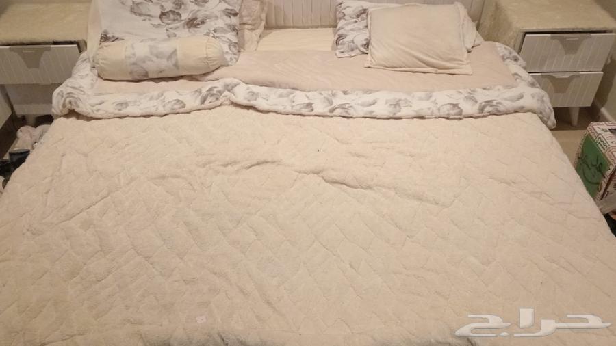 Bed and two tables64570066989825111