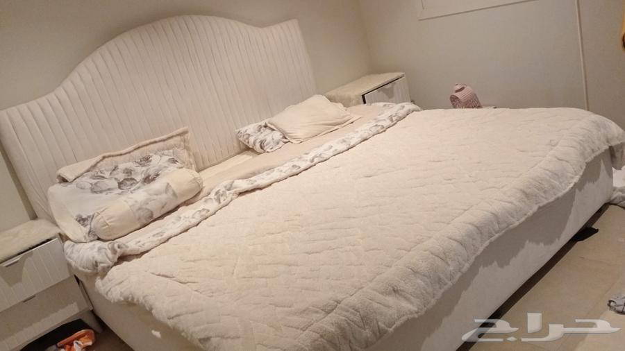 Bed and two tables64570066989825110