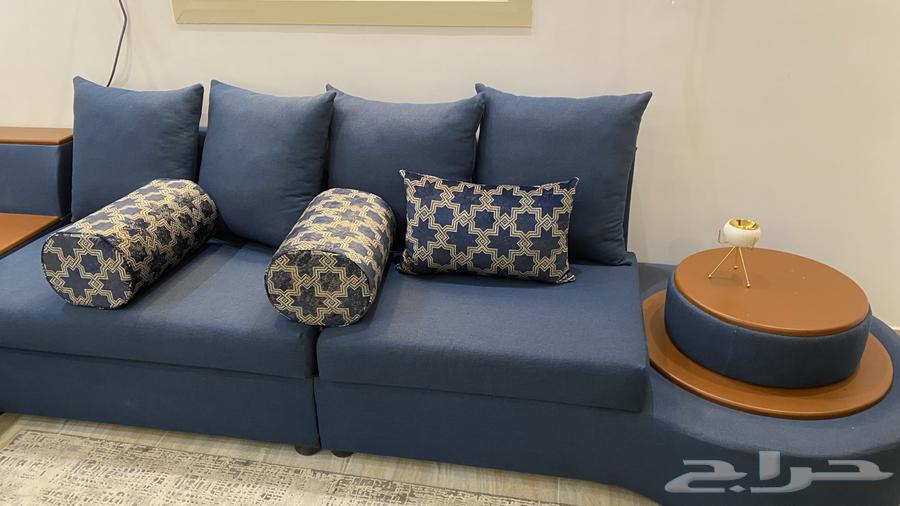 كنب مع المخدات والطاوله64571299879170112