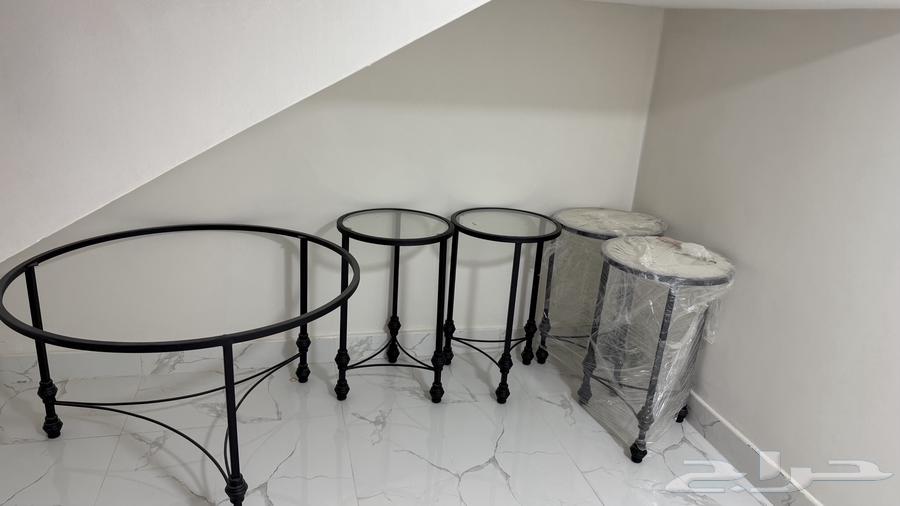 طاوله كبيرة واربع طاولات خدمة64566299601411110