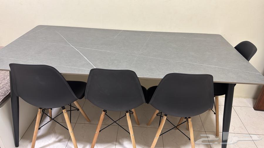 طاوله طعام من هوم بوكس شبه جديده مع 3 كراسي64567004691459112