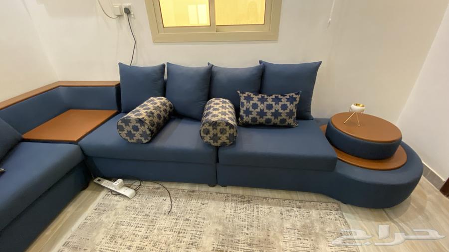 كنب مع المخدات والطاوله64571299879170113