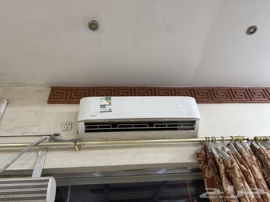 أدوات صالون حلاقة معروضة للبيع64562978950401113