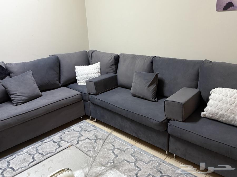 كنب للبيع شبه جديد مع طاوله وسجاده وستاره وطاوله التلفاز64569508690818113