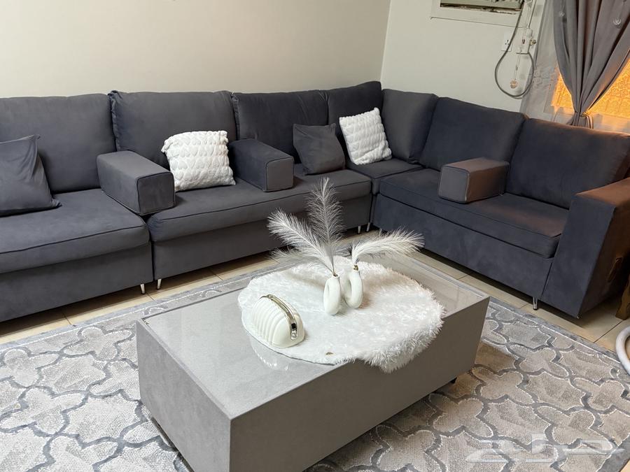 كنب للبيع شبه جديد مع طاوله وسجاده وستاره وطاوله التلفاز64569508690818114