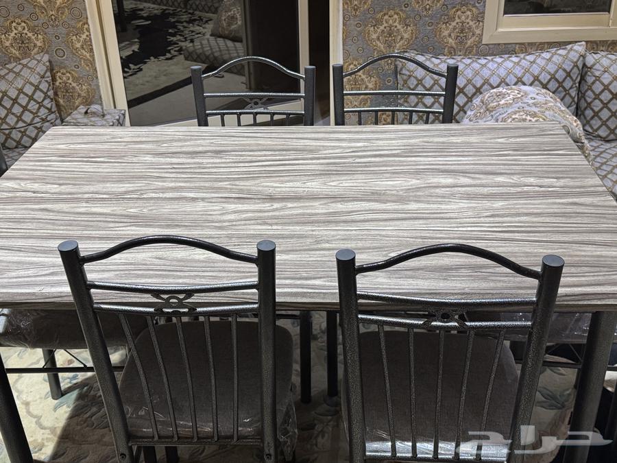 طاولة للبيع مكونه من 6 كراسي السعر. مو محدد عطني سعرك64568920371330113