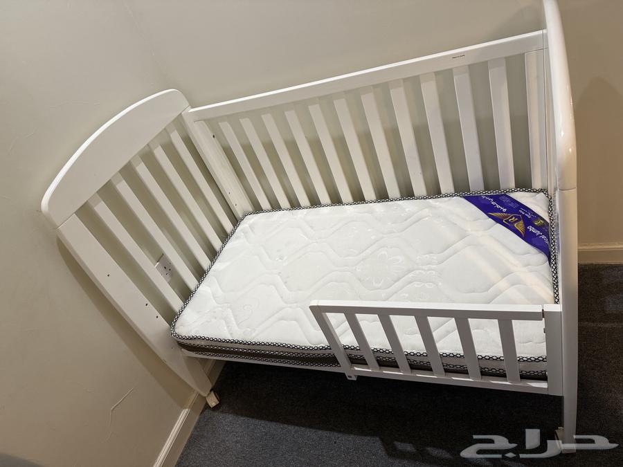 سرير أطفال نظيييف جدا وشبه جديد مع مرتبه جديده64570764438657110