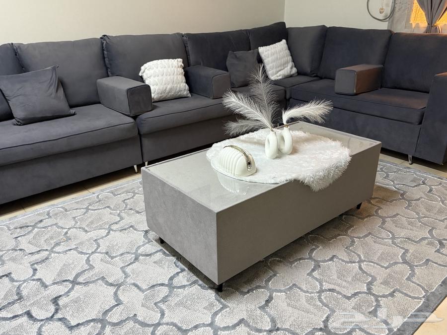 كنب للبيع شبه جديد مع طاوله وسجاده وستاره وطاوله التلفاز64569508690818110