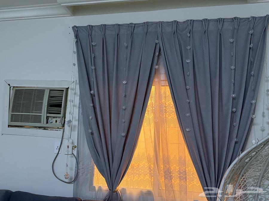 كنب للبيع شبه جديد مع طاوله وسجاده وستاره وطاوله التلفاز64569508690818112