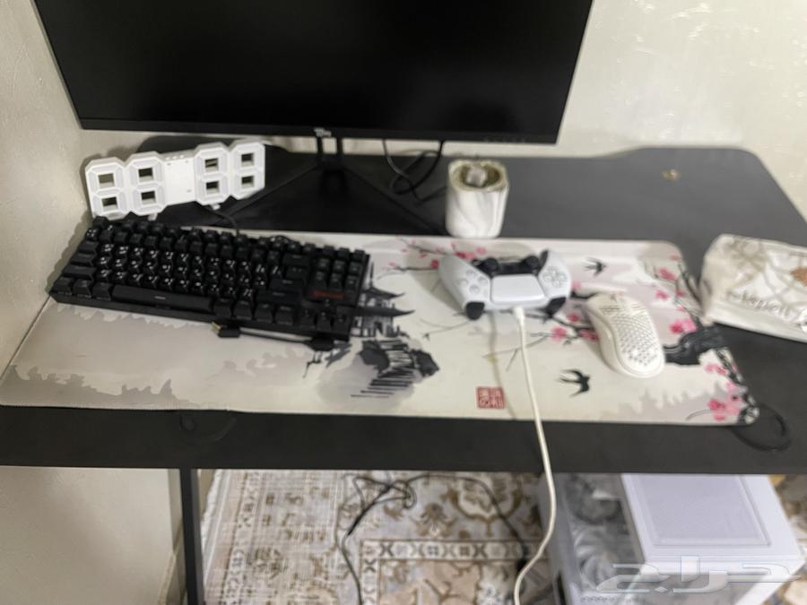 A table suitable for studying and playing, clean, contains nothing except nails64563283564675112