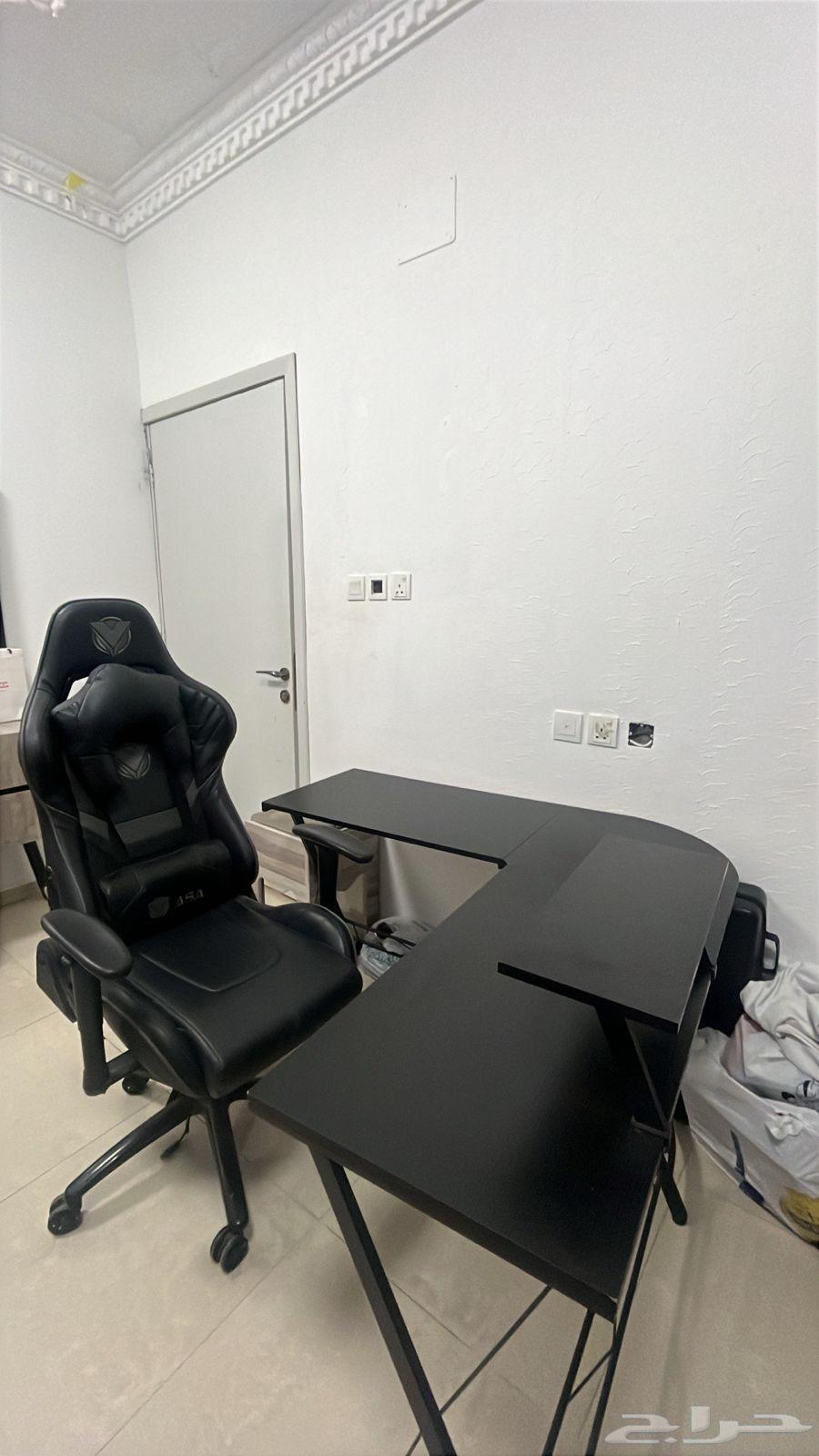 Table and chair64564337435267114