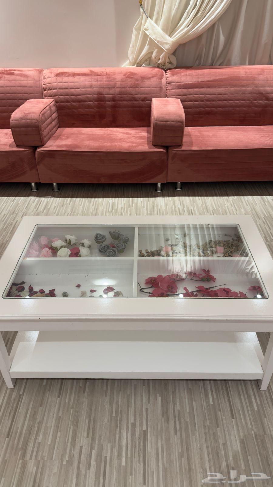 Clean, heavy white wooden table with no scratches64569562608899110