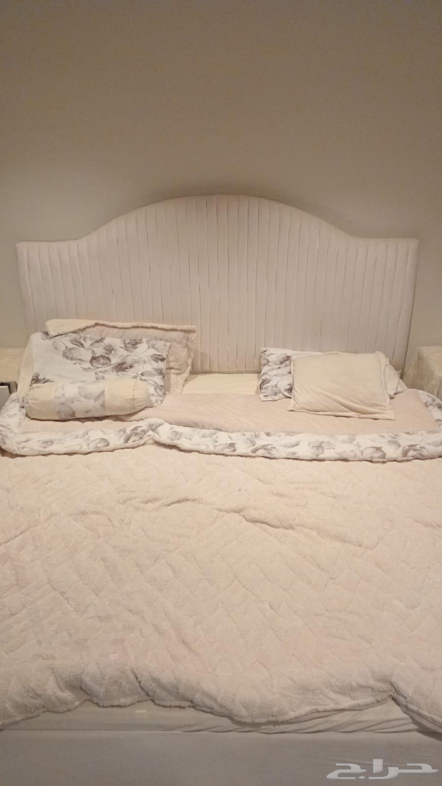 Bed and two tables64570066989825112