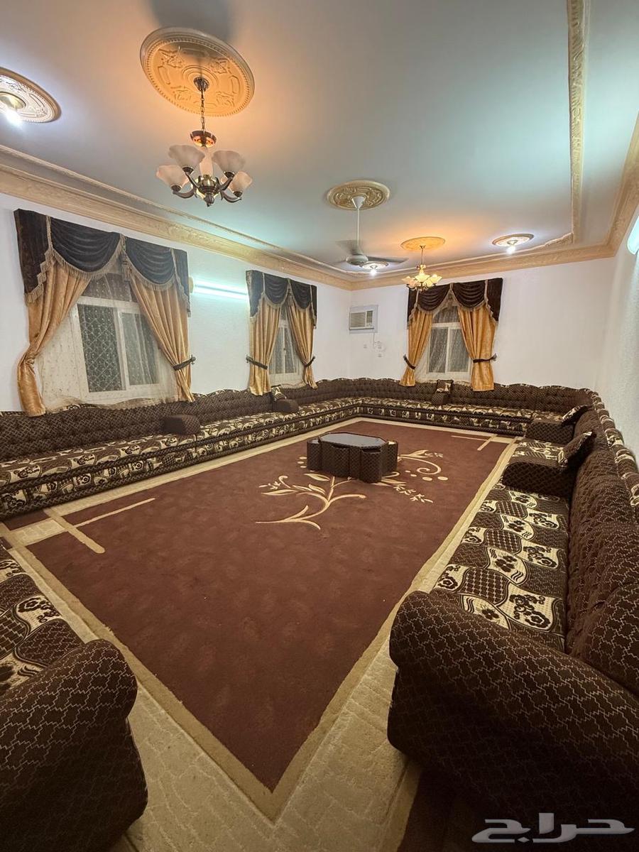 كنب مجلس بحالة ممتازة المقاس طول 8 متر والعرض 5 متر64567143036802113