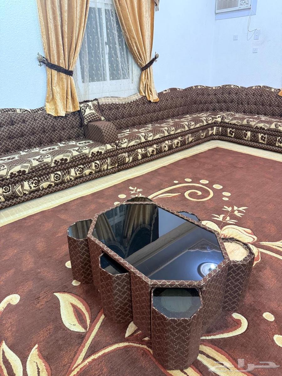 كنب مجلس بحالة ممتازة المقاس طول 8 متر والعرض 5 متر64567143036802114