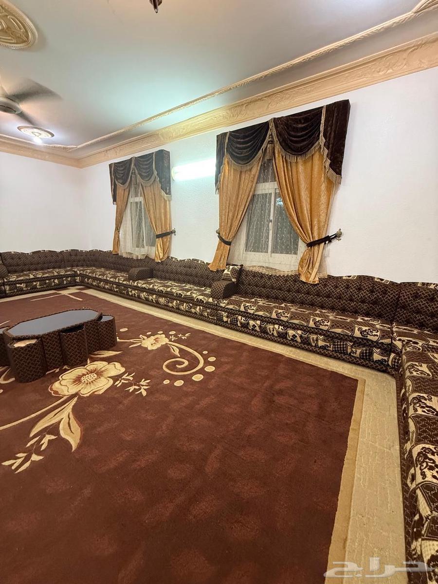 كنب مجلس بحالة ممتازة المقاس طول 8 متر والعرض 5 متر64567143036802112