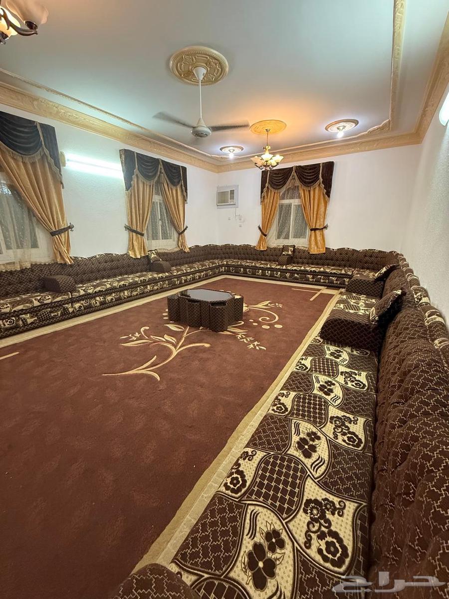 كنب مجلس بحالة ممتازة المقاس طول 8 متر والعرض 5 متر64567143036802111