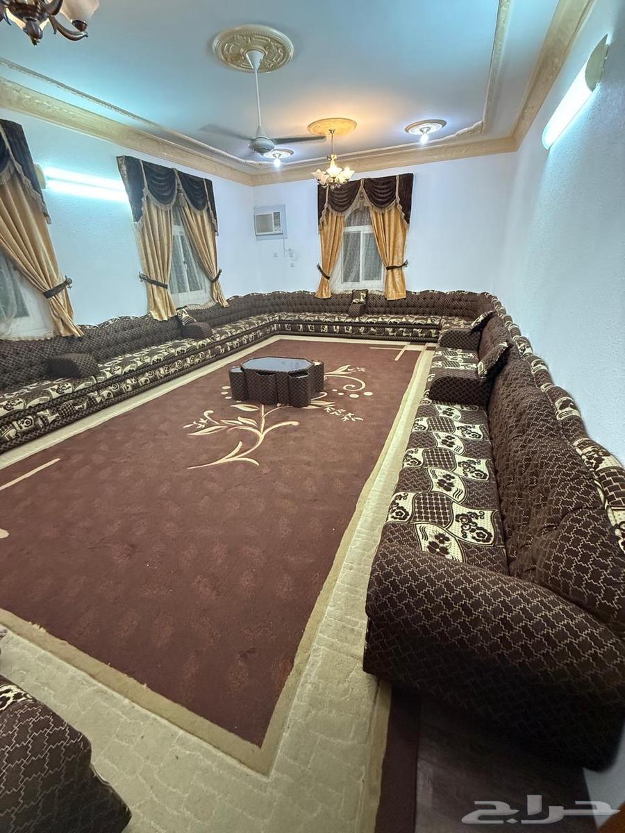 كنب مجلس بحالة ممتازة المقاس طول 8 متر والعرض 5 متر64567143036802110