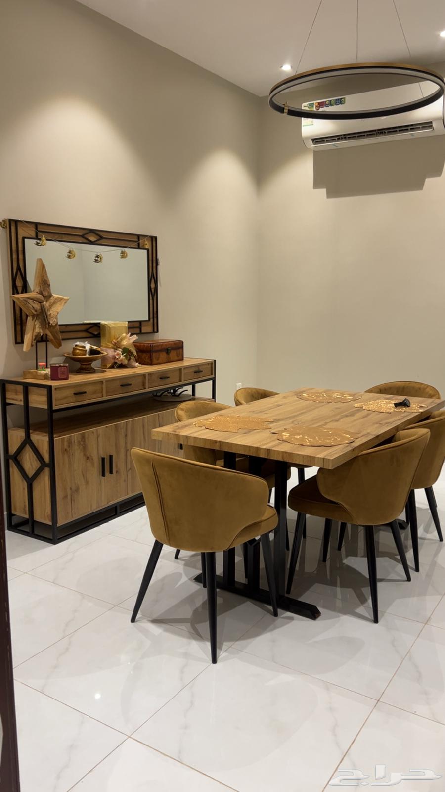 سفرة طعام ومع كراسيها ومراية ودولاب64572424134403112