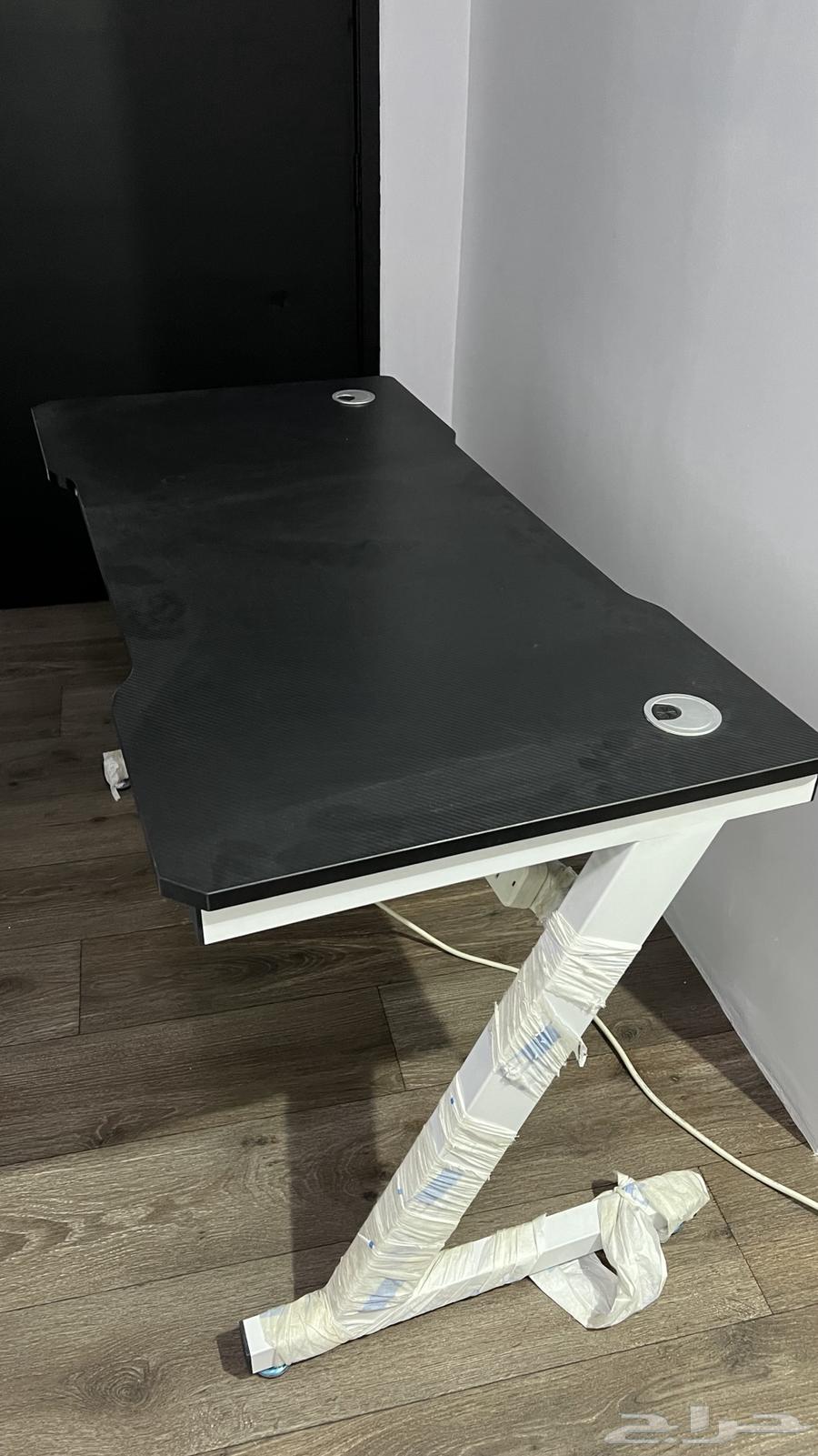 للبيع طاولة مكتبيه ( قيمينج )64578395617409110