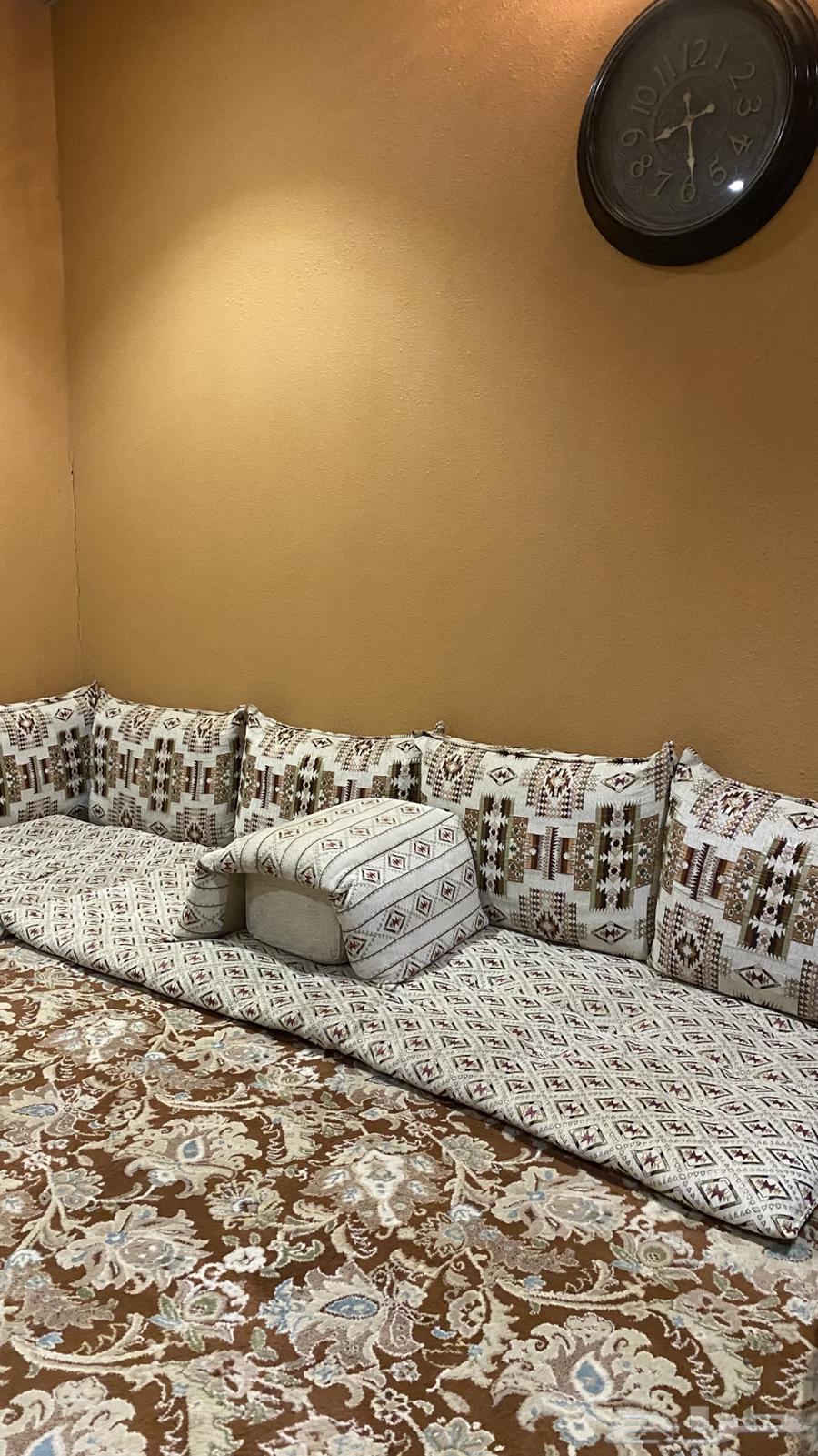 للبيع مجلس ارضي مكون من 15 مسند ضهر 3 مراكي 3 مدات أرضيه64579677797507110