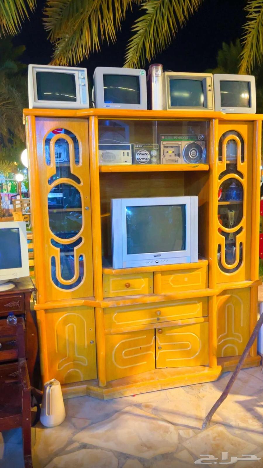 طاولة تلفزيون قديمه بالاغراض الي فيها64571985751682110