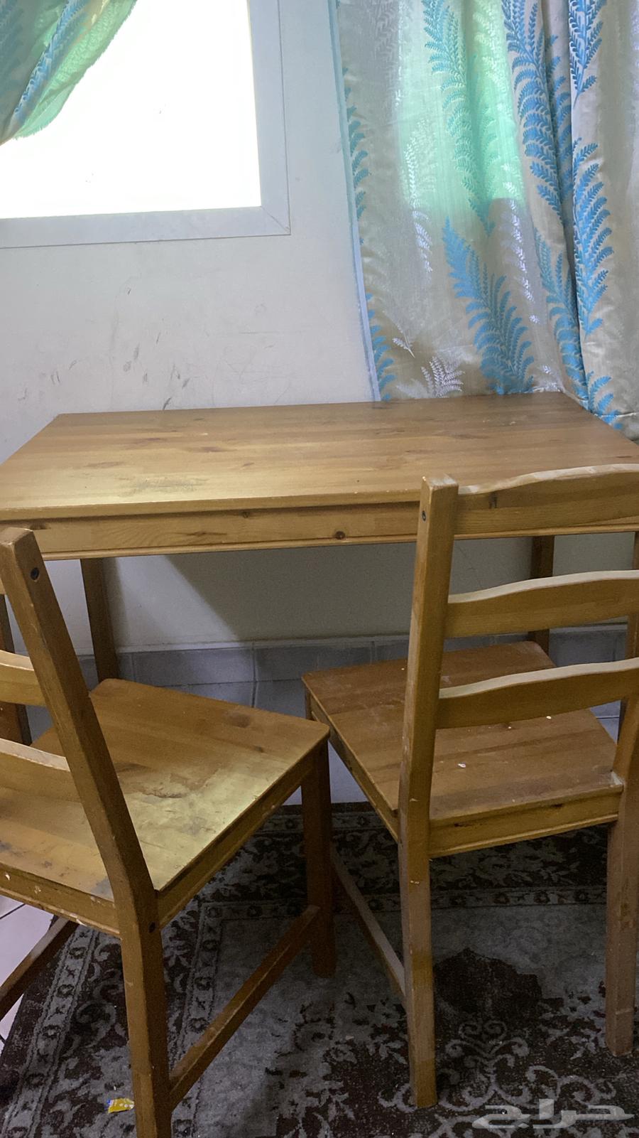 Children's dining table and chair.64579293902593110