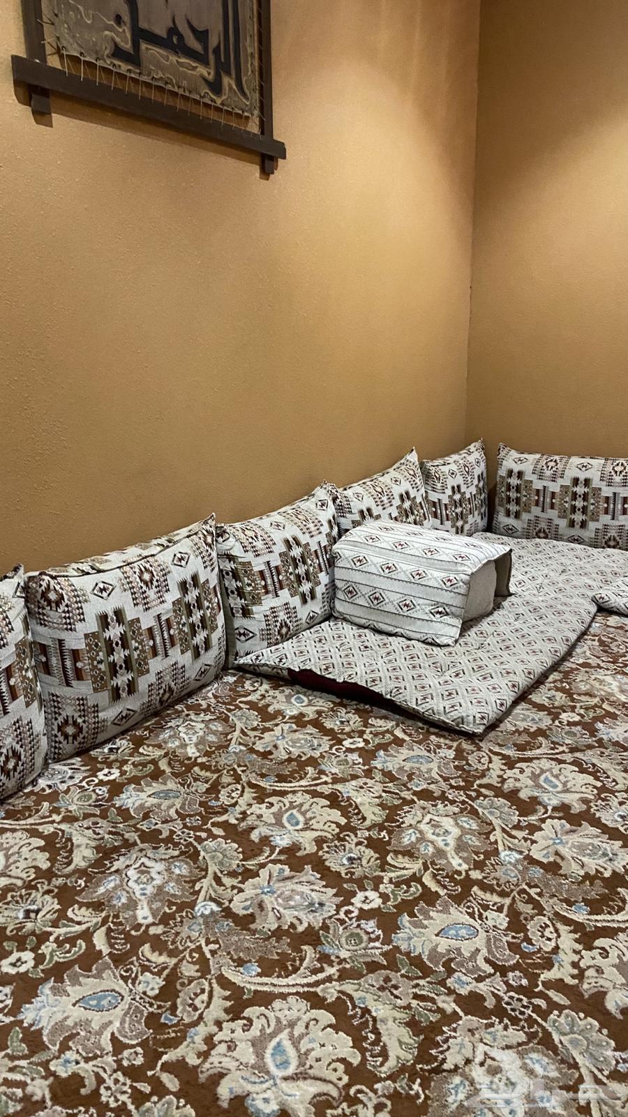 للبيع مجلس ارضي مكون من 15 مسند ضهر 3 مراكي 3 مدات أرضيه64579677797507111