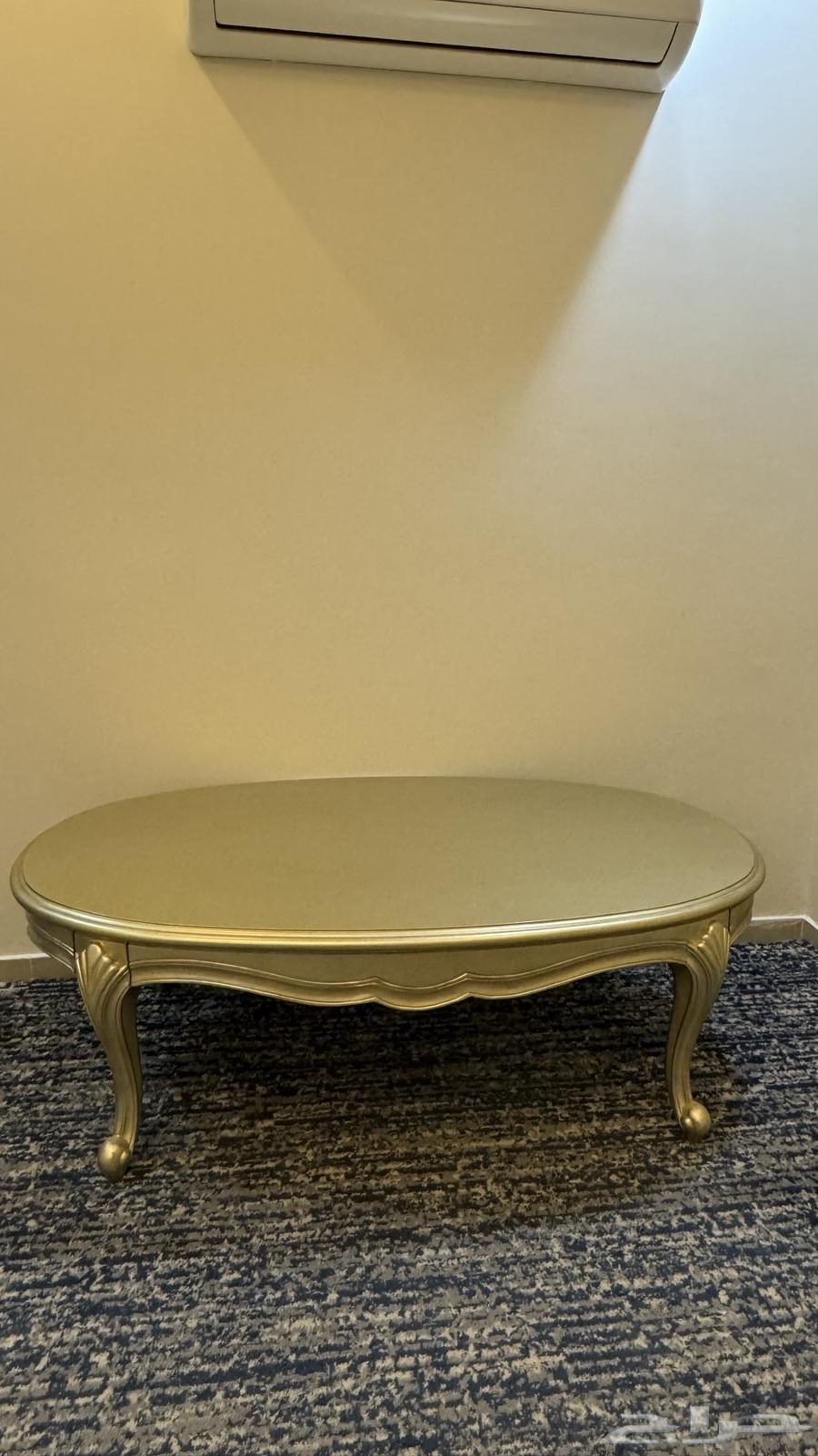 طاولة ذهبية للبيع64575335847937110