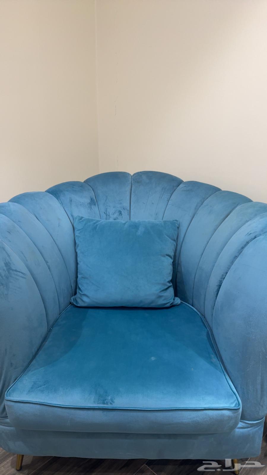 كنب بلون ازرق بحاله ممتازه64574425375489110