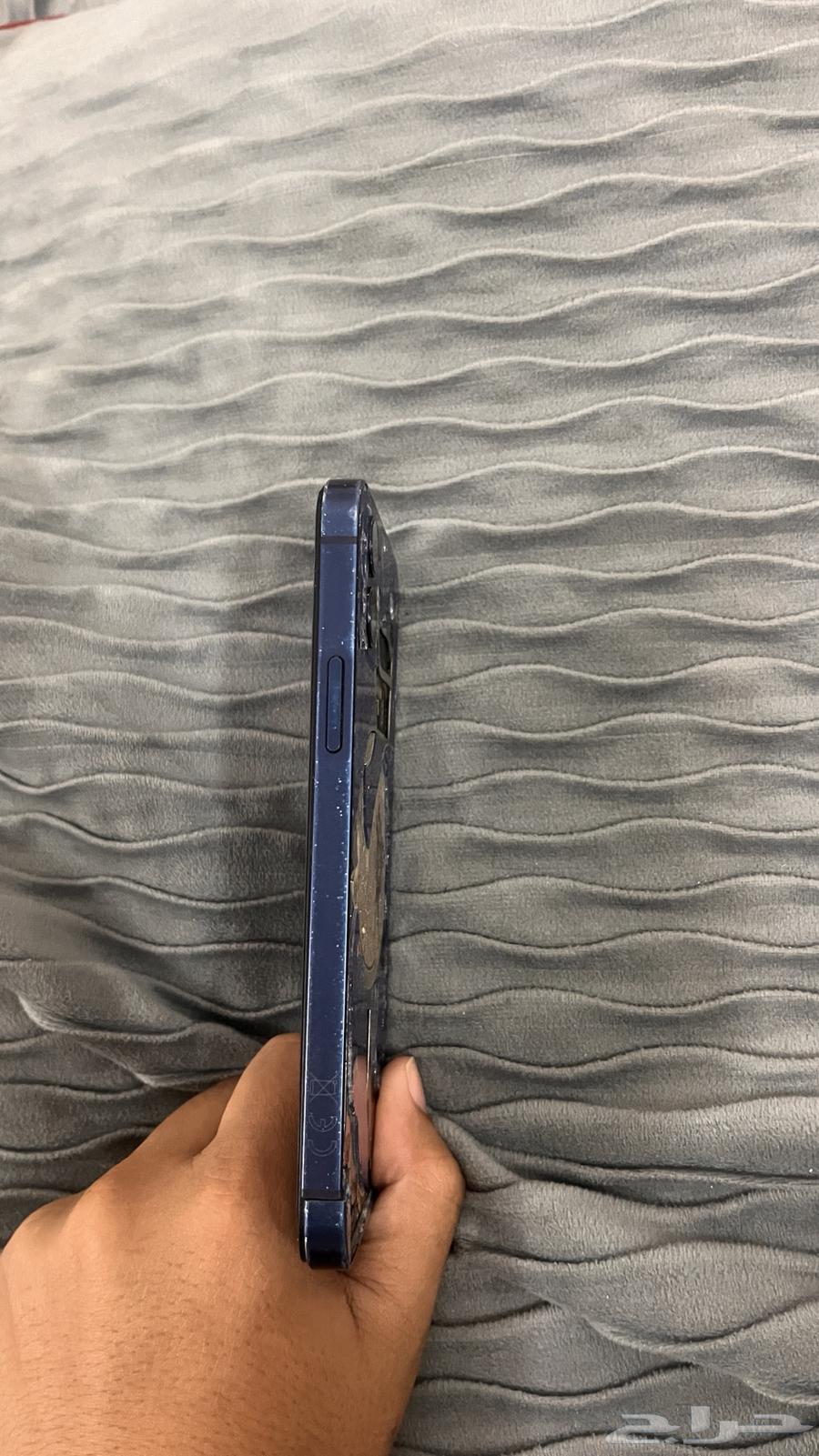 أيفون 12 العادي يحتاج خلفيه الباقي سليم كامل64579485172098111