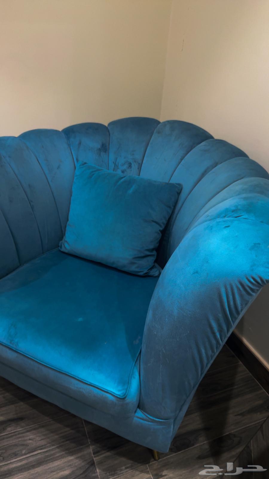 كنب بلون ازرق بحاله ممتازه64574425375489111