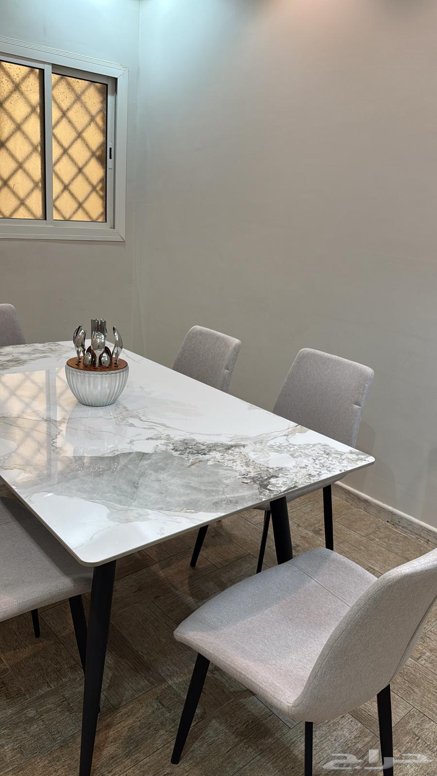 طاوله طعام من اشلي فروع المطلق جديده استخدام مرتين 6 كراسي64573333701121110