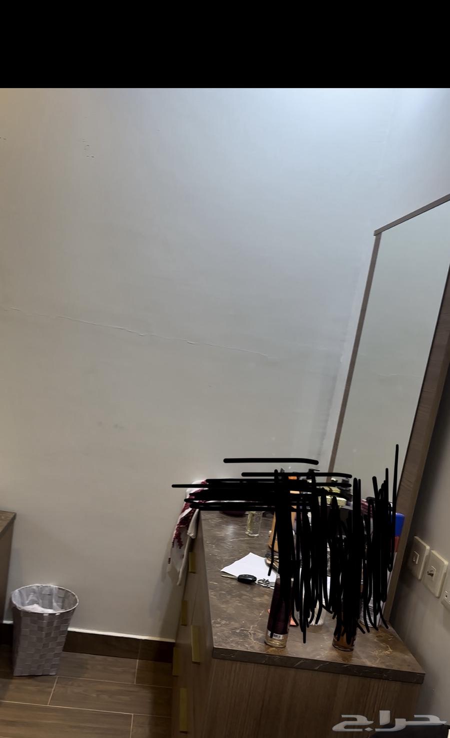 غرفة نوم للبيع شبه جديده (سرير كمادينه التسريحه المرتبه)64573095058563112