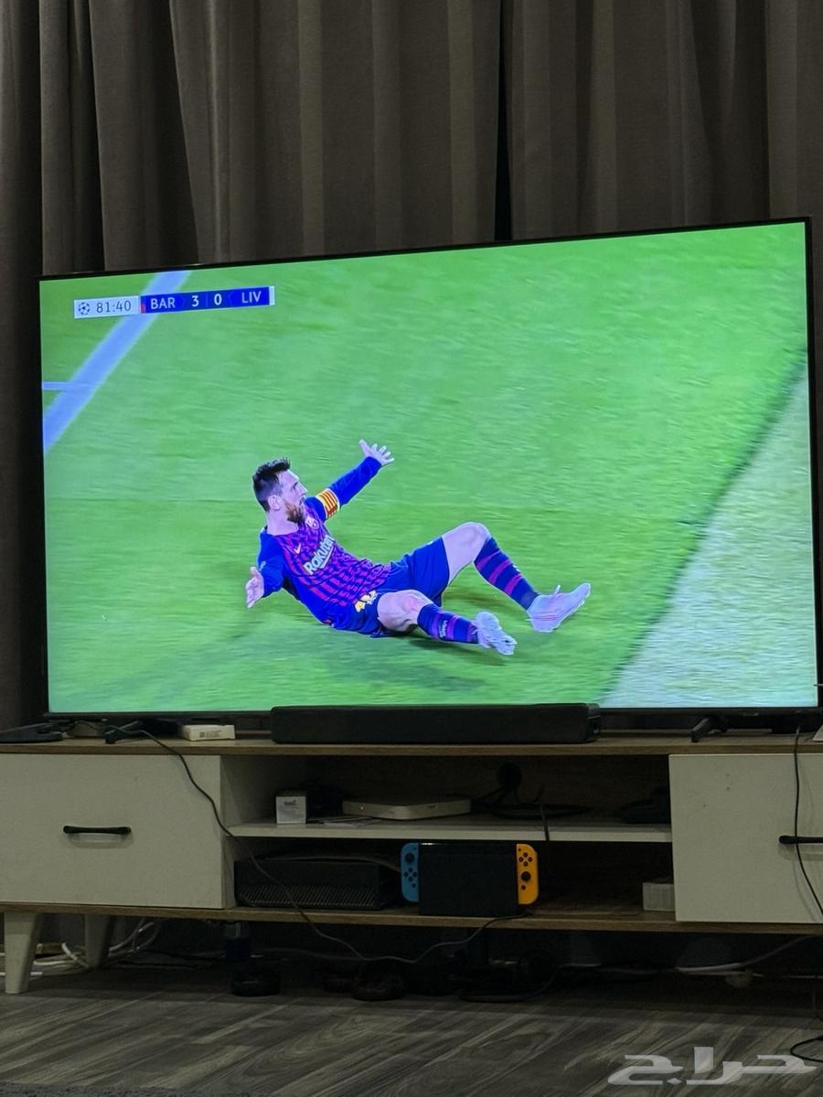 شاشة سامسونق 65 بوصة qled جديده جدا مالها سنة فيها خدش بسيط64578521571586110