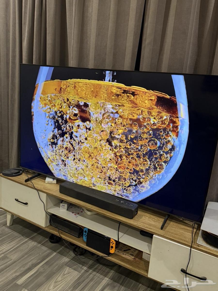 شاشة سامسونق 65 بوصة qled جديده جدا مالها سنة فيها خدش بسيط64578521571586113