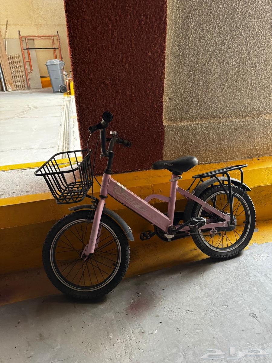 Bicycles with one small brown mark64577401993090110