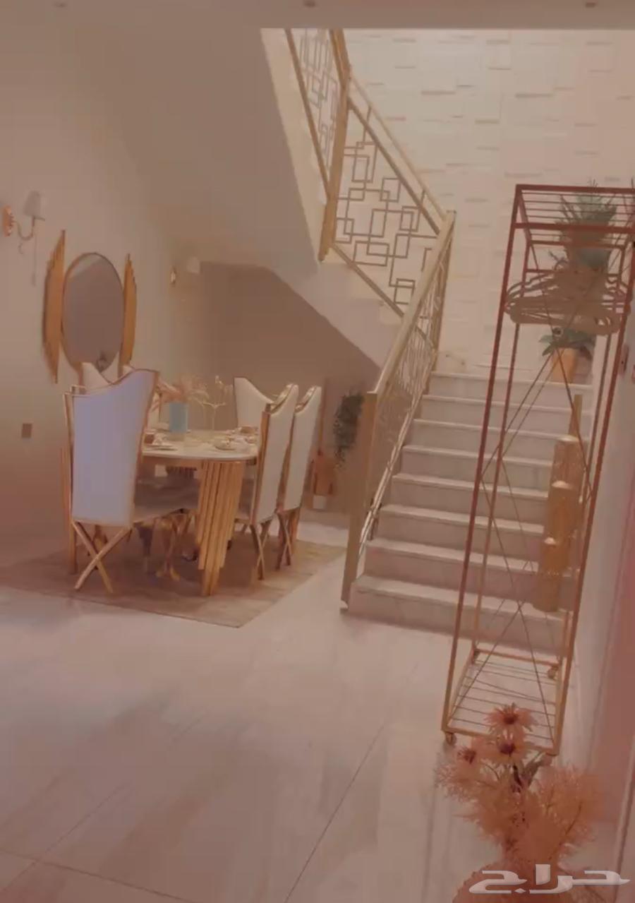 طاولة طعام ودفاية64571409647106110