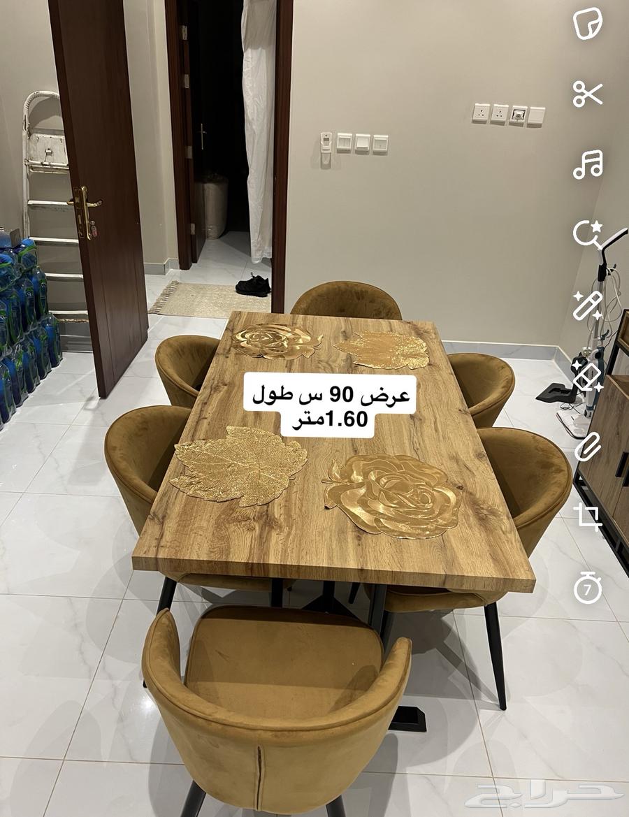 سفرة طعام ومع كراسيها ومراية ودولاب64572424134403110