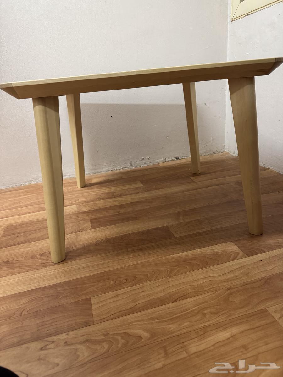 طاولة من ايكيا64576325993474112