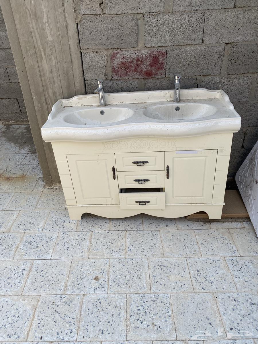 مغسلة مكونه من دولاب سليمة لا يوجد فيها شي64573376168065111