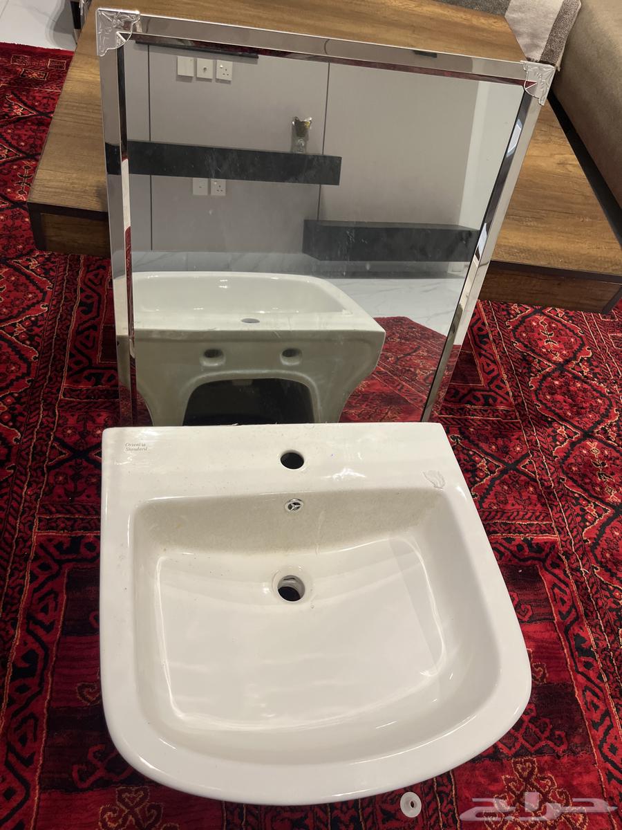 Unused sink with its mirror for sale64575000236161110