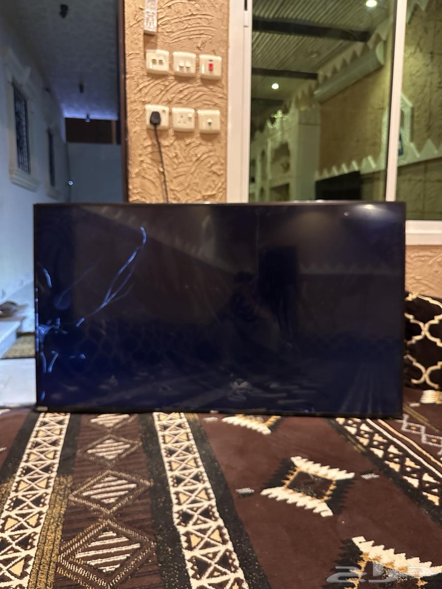 Broken screen TV as shown in the picture, 65 inches, brand KM64577880180865110