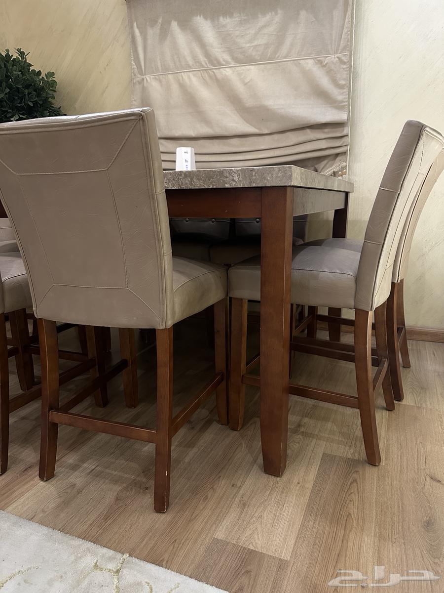 Dining table with 8 chairs in very good condition64579019239298112